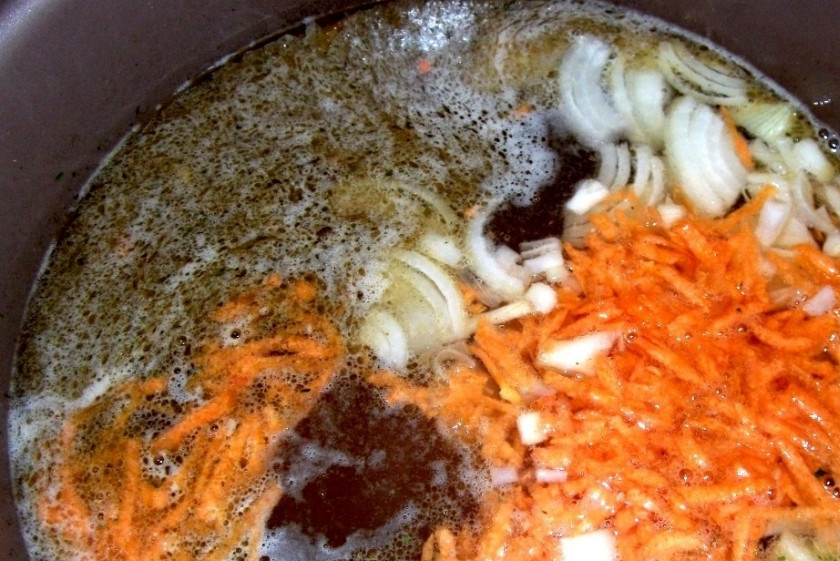 1. Этап. Суп из кильки: 5. Когда картофель закипит и проварится около 5 минут, добавляем нашу зажарку.