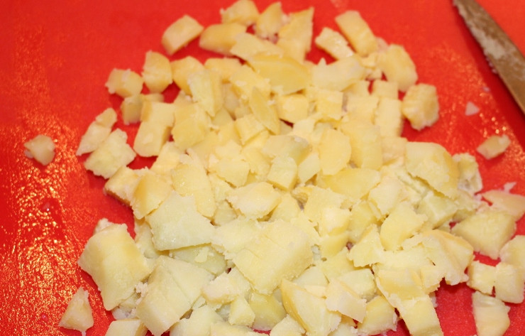 1. Этап. Салат Дмитрий: Вареный и остывший картофель тоже режем кубиками.