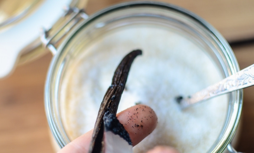 1. Этап. Ванильный сахар в домашних условиях: Вот так аккуратно достаньте бобы:)