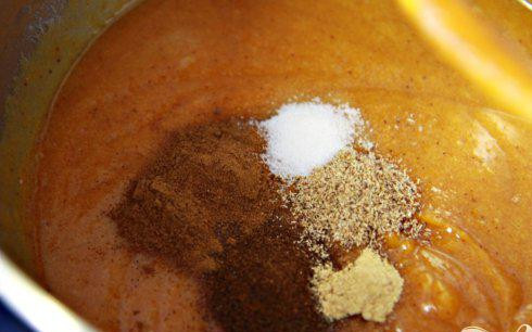 1. Этап. Тыквенный хлеб с орехами: 4. Добавить гвоздику, корицу, мускатный орех, имбирь и соль. Просеять вместе муку, соду и разрыхлитель в другой большой миске.