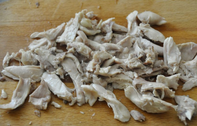 1. Этап. Куриная лапша с опятами: Извлеките из готового бульона курицу, отделите мясо от костей, измельчите его и верните снова в кастрюлю.