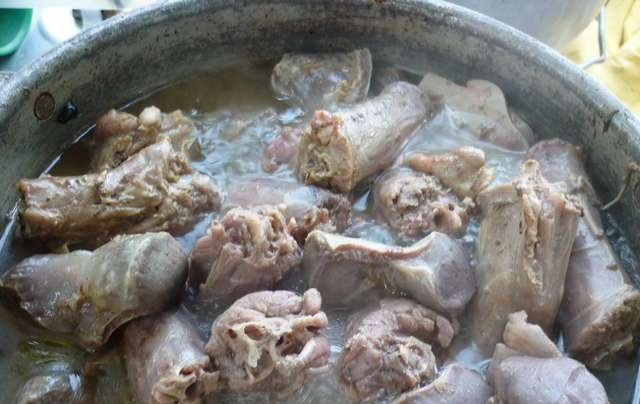 1. Этап. Утиные желудки: Шеи и желудки промойте и удалите лишние плёнки. Уложите их в кастрюлю с толстыми стенками. Влейте масло и воду, чтобы она закрыла ингредиенты. Тушите блюдо на медленном огне 2 часа, иногда помешивая и добавляя воду при необходимости.