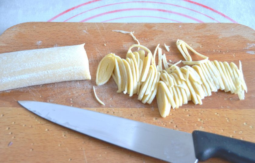 1. Этап. Классическая итальянская паста: Нарежьте тесто в рулоне очень тонко.