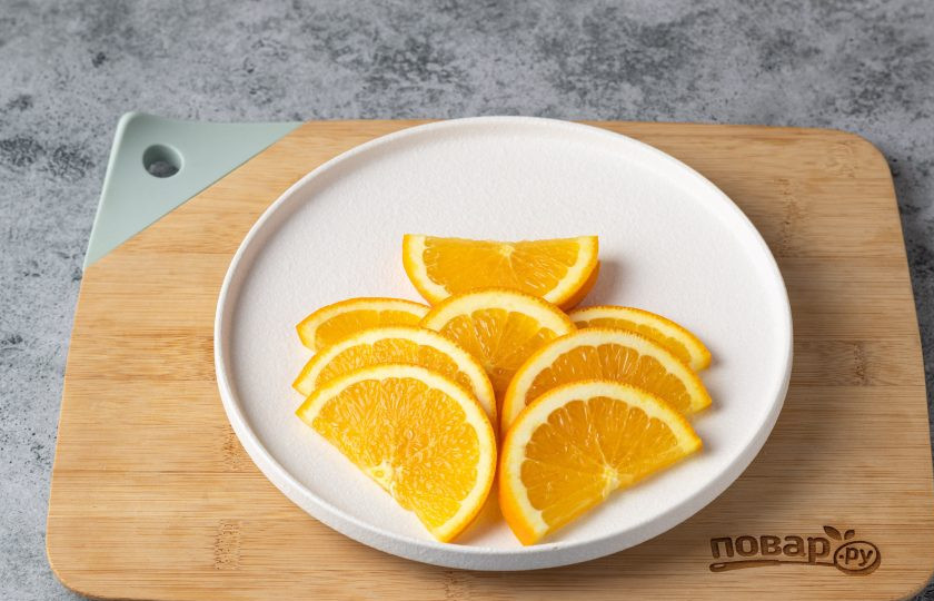 1. Этап. Фруктовая нарезка Дракон на Новый год: Выложите в тарелку для подачи дольки апельсина, как на фото.