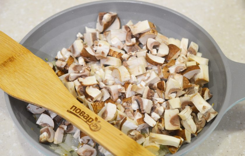 1. Этап. Картофель жареный с грибами: 3. Затем добавьте к луку грибы и обжарьте все вместе.