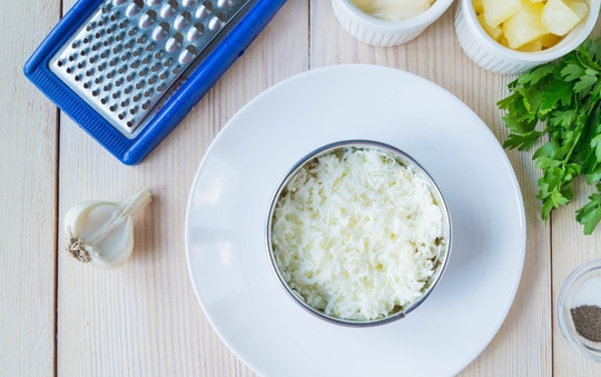 1. Этап. Салат Дамский каприз с курицей: Затем выкладываем слой из натертых на крупной терке белков, смазываем майонезом. В этот слой можно добавить измельченный чеснок.