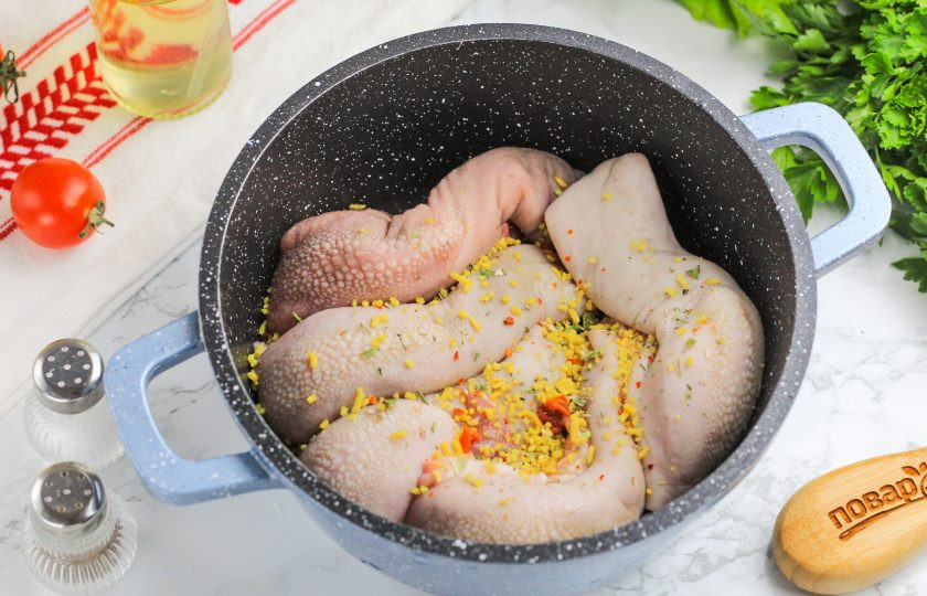 1. Этап. Язычки ягнят: Язычки промойте в воде, выложите в казан или кастрюлю и добавьте 1/2 ч.л. приправы. По желанию можно дополнить их лавровым листом. Залейте горячей водой и поместите емкость на плиту.