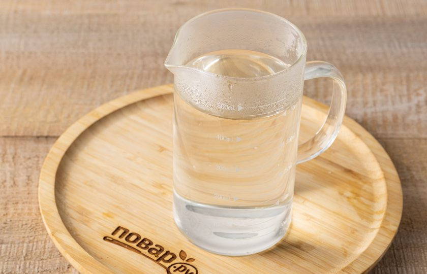 1. Этап. Капуста маринованная лимоном: В горячей воде растворите соль и сахар.