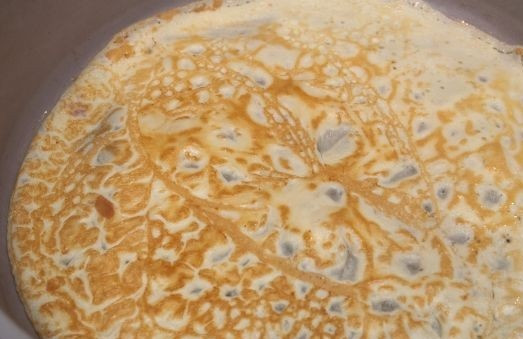 1. Этап. Салат Восторг: 3. На сковороду налить немного растительного масла и разогреть. Из яичной массы пожарить 4-5 тонких блинчика.