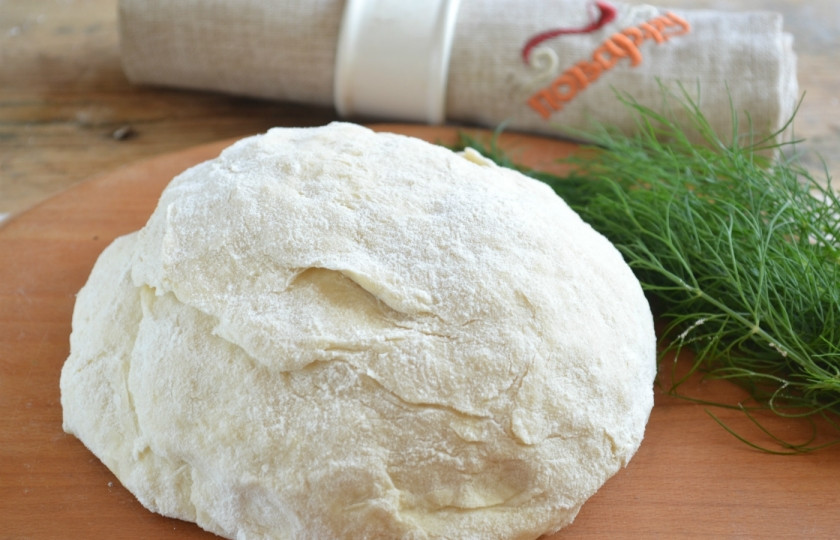 1. Этап. Чебуреки с мясом: Теперь постепенно подсыпайте муку и вымешивайте мягкое тесто.