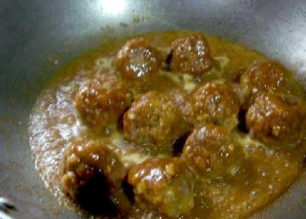 1. Этап. Такос Хэллоуин: Когда котлеты станут коричневого (поджаристого) цвета, влейте смесь для тако.