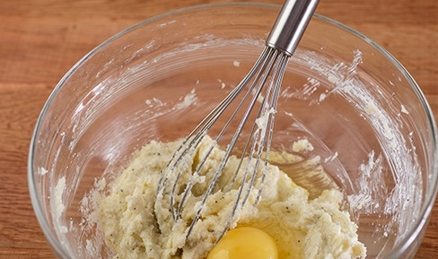 1. Этап. Домашнее печенье на сметане: По очереди внесите в полученную массу яйца, постоянно мешая венчиком.