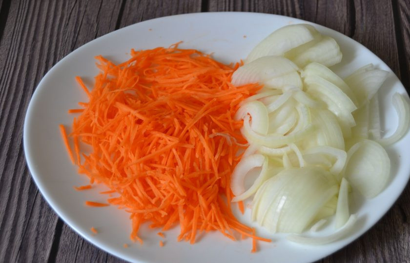 1. Этап. Мясо верёвочкой по-китайски: Натрите на терке морковь, лук нарежьте полукольцами.