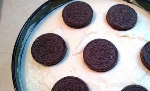 1. Этап. Чизкейк без выпечки из печенья: Кладем в форму слой крема, сверху - печенье (как на фотографии). Таким образом, кладем несколько слоев.