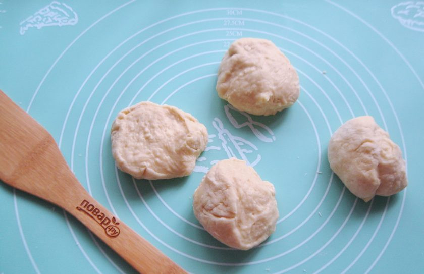 1. Этап. Урама: Разделите тесто на 4 части, чтобы было удобно с ним работать.