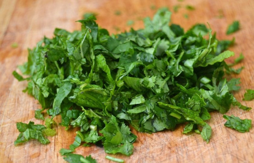 1. Этап. Долма с бараньим фаршем: 4. Тем временем нарубите мелко заранее промытую зелень.