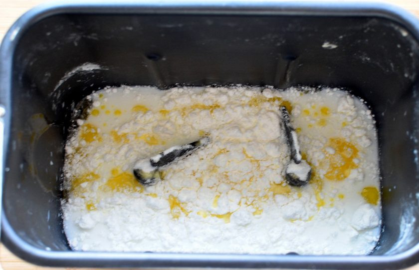 1. Этап. Французский хлеб с ветчиной: В чашу хлебопечки влейте воду и молоко, добавьте сухое молоко, сахар, соль и оливковое масло.