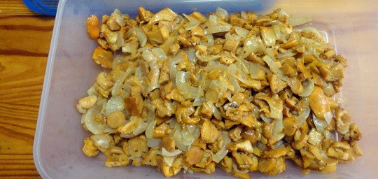 1. Этап. Пирог с грибами из слоеного бездрожжевого теста: 3. На сковороду налить немного растительного масла и отправить туда измельченный лук с грибами. Обжарить на среднем огне до готовности, посолив и поперчив по вкусу. Выложить со сковороды и как следует остудить. В рецепт приготовления пирога с грибами из слоеного бездрожжевого теста можно попробовать использовать консервированные грибочки.