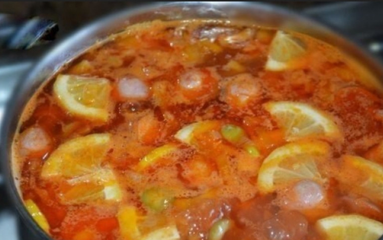 1. Этап. Солянка из сосисок: Опускаем зажарку в кастрюлю. Через несколько минут кладем туда же оливки и огурцы. Перемешиваем и варим на тихом огне еще 20 минут. Кладем по вкусу любимые специи.