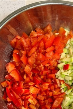 1. Этап. Филе индейки под шубкой: Выложить овощи в глубокую емкость, выдавить чеснок, посолить по вкусу