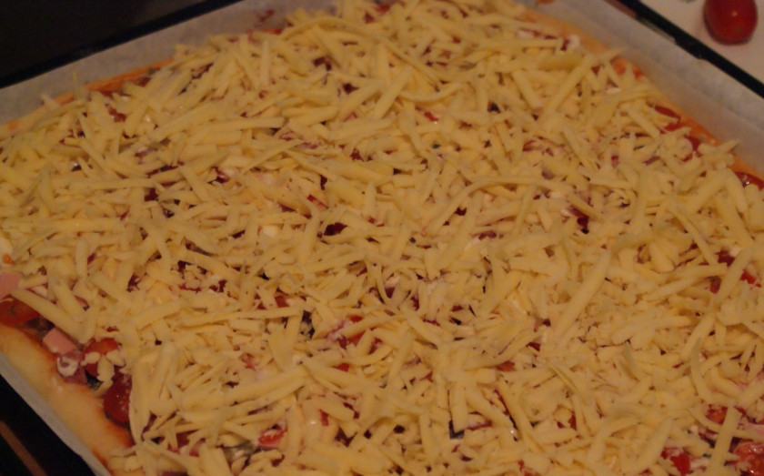 1. Этап. Пицца из дрожжевого теста: 5. На крупной терке натираем сыр и посыпаем им нашу пиццу, отправляем в духовой шкаф при температуре 180 градусов и выпекаем 30 минут. Готовую пиццу разрезаем кусочками и подаем к столу.