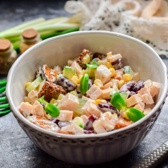 Салат с красной фасолью и ветчиной