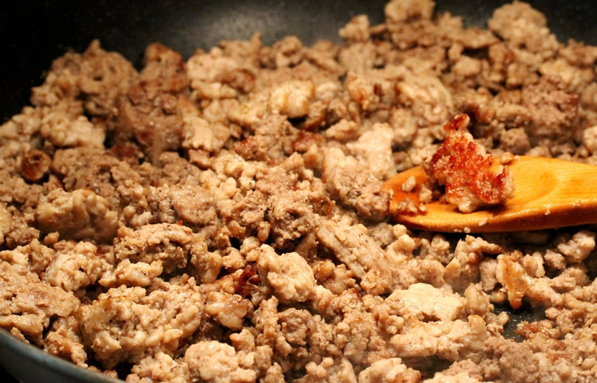 1. Этап. Томатно-мясной соус: Обжариваем фарш, разминая его лопаточкой, чтоб не образовывалось больших комков. Фарш следует обжаривать до появления румяной корочки.