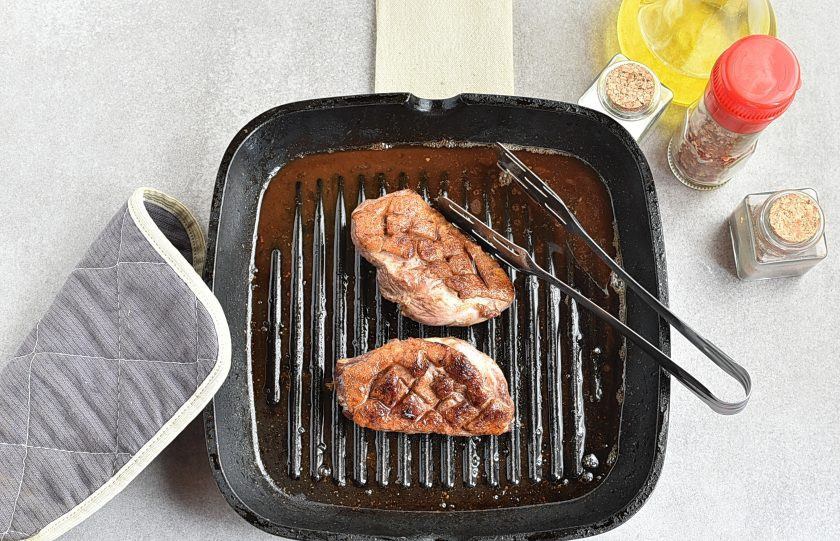 1. Этап. Утиные грудки под соусом: Переверните грудки, убавьте немного нагрев, накройте крышкой и жарьте минут 10. Внутри грудка должна быть розовой.