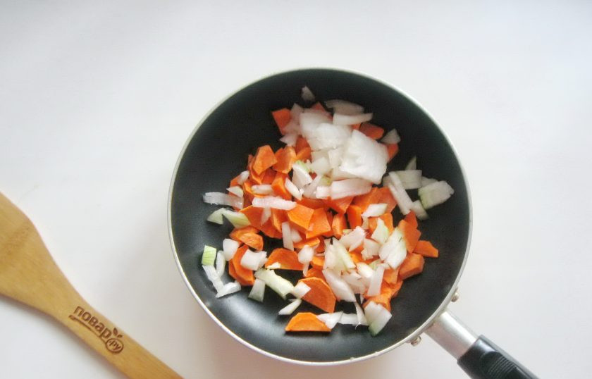 1. Этап. Суп с чечевицей и капустой: Морковь и лук очистите, помойте и мелко нарежьте. Выложите в сковороду.