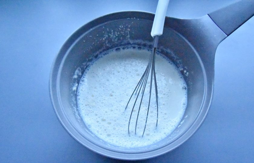 1. Этап. Сгущенное молоко по Дюкану: Для того чтобы сгущенное молоко получилось без комочков, целесообразно воспользоватья погружным блендером и взбить смесь до однородного гладкого состояния. Уваривайте молоко до загустения в течение 2-3 минут.