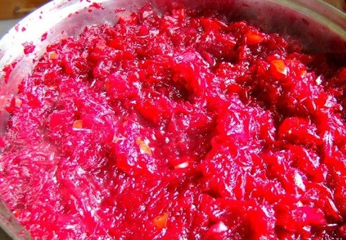 1. Этап. Салат на зиму из свеклы: Добавляем свеклу, перемешиваем. Варим после закипания 15 минут.