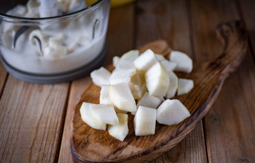 1. Этап. Смузи с бананом, грушей и яблоком: Снимем кожуру с груши и также мякоть нарежем произвольными кусочками.