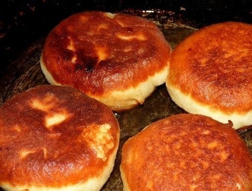 1. Этап. Пончики с яблочной начинкой: 7. Обжариваю их с двух сторон до румяной корочки.