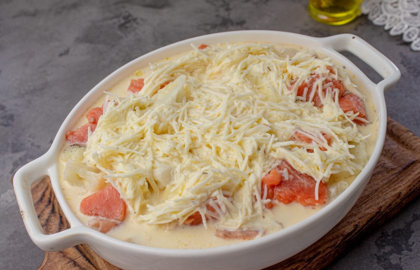 1. Этап. Запеканка из цветной капусты и семги: Залейте заливкой и поставьте выпекаться в заранее разогретую духовку до 190-200 градусов на 25-30 минут.