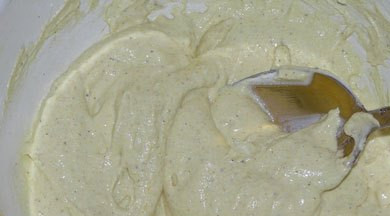 1. Этап. Шницель капустный с сыром: Смешиваем сметану с мукой, солью и специями.