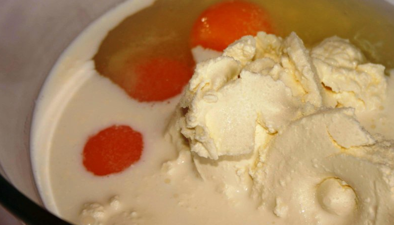 1. Этап. Пирог с грибами и яйцом: 3. Для заливки смешаем до однородности три яйца, молоко, тертый сыр. Специи - по вкусу.