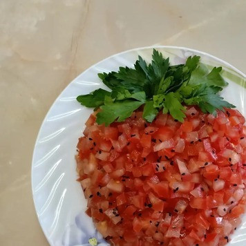 1. Этап. Салат Клубничка: Салат равномерно посыпать кунжутом, а из листьев петрушки сделать ягодке хвостик. Приятного аппетита!