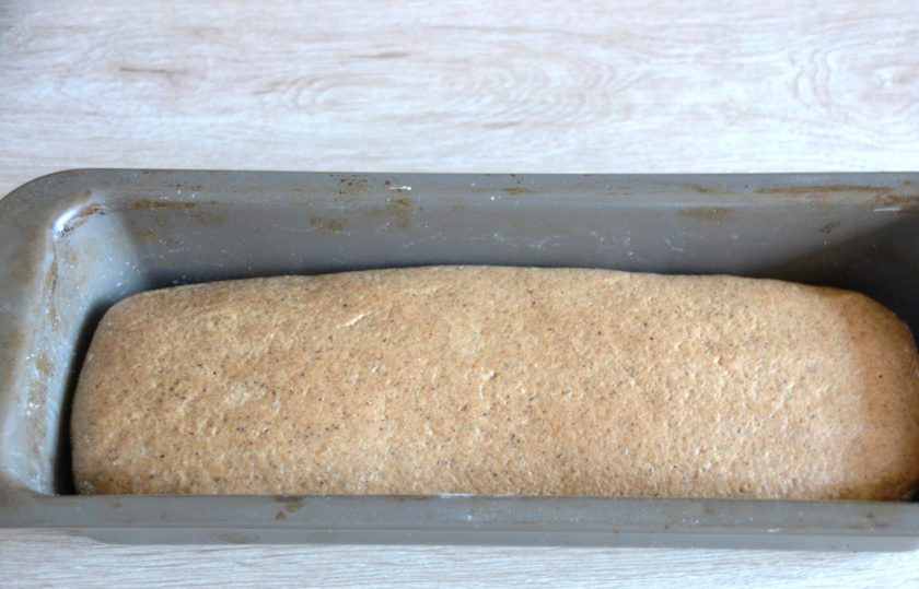 1. Этап. Бездрожжевой хлеб Стройный: Дайте хлебу расстойку 1 час. Нагрейте духовку до 250 градусов.