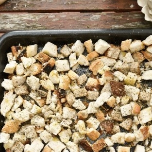 1. Этап. Сухари для салата: Еще разок хорошенько все перемешиваем.