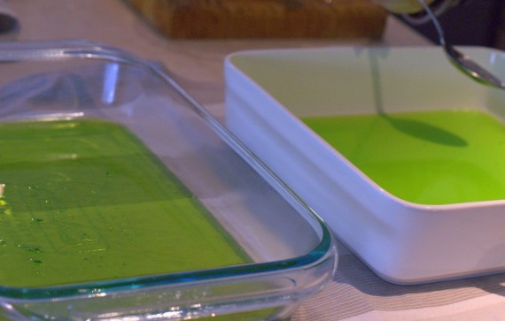 1. Этап. Желе слоями: 4. Ложкой удалите любые образовавшиеся пузырьки, отправьте форму на 15 минут в морозильную камеру.