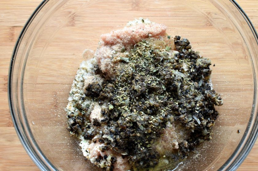 1. Этап. Тефтели индюшиные с грибами: Добавьте к индейке грибы, просеянные молотые сухари, белок одного яйца, немного натертого сыра – хорошо бы пекорино или пармезан – но вполне сойдет любой твердый. Посыпьте фарш солью и перцем, добавьте немного итальянских трав и хорошо вымешайте.