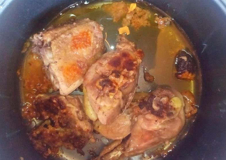 1. Этап. Жареные окорочка в мультиварке: Через пол часа после начала приготовления открываем крышку и переворачиваем курицу на другую сторону. Когда окорочка будут готовы, мультиварка подаст сигнал. Подаем готовое блюдо с любым гарниром на ваш вкус. Приятного аппетита!