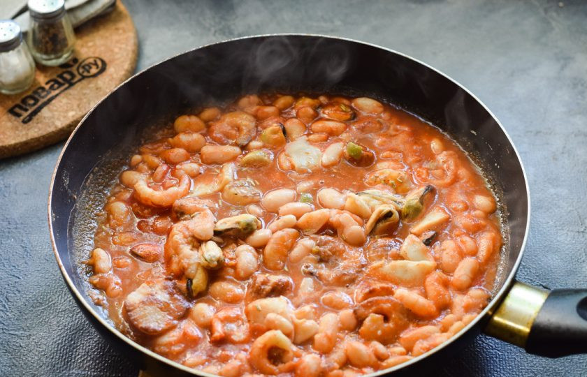 1. Этап. Фасоль с морепродуктами: Тушите фасоль и морепродукты 7-8 минут.