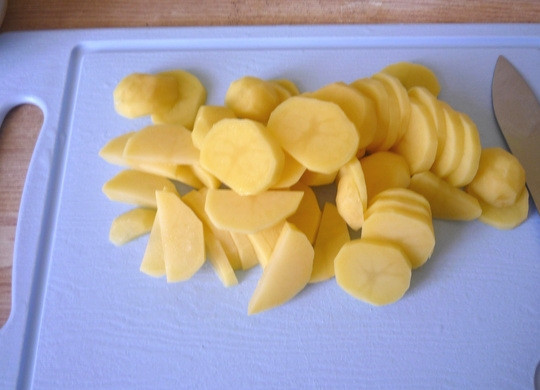 1. Этап. Минтай тушеный: В это время нарезаем картофель кружочками.