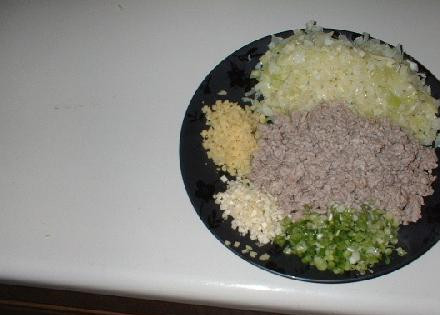 1. Этап. Японские пельмени Gyoza: Отварите капусту и мелко нашинкуйте. Нарежьте лук и другие ингредиенты.