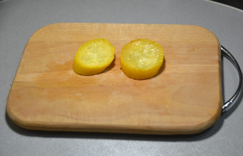 1. Этап. Пицца Примавера: Возьмите несколько кружочков кабачков, можно маринованные.