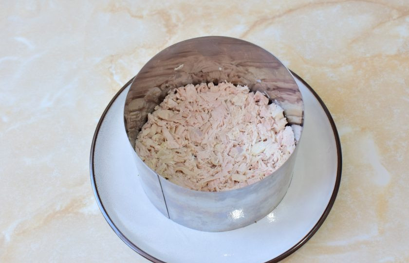 1. Этап. Салат Восторг с корейской морковью: Затем выложите слой отварного куриного мяса. Предварительно его мелко нарежьте. Смажьте майонезом.