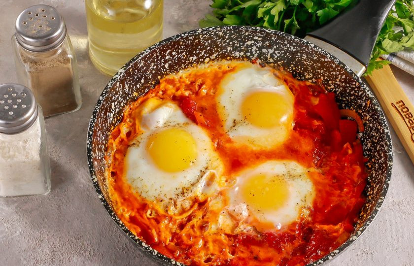 1. Этап. ПП шакшука: Готовьте еще 5-7 минут, слегка прикрыв крышкой емкость. Белки должны стать плотными, а желтки должны остаться жидкими. Главное — не накрывайте сковороду крышкой полностью, чтобы желтки не стали плотными.