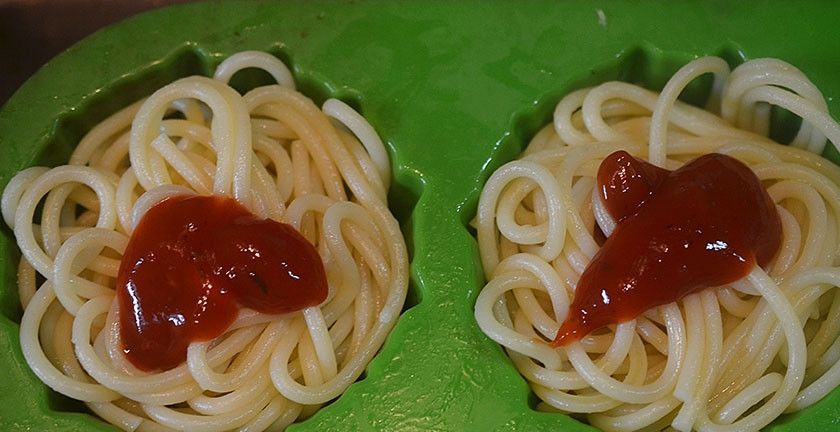 1. Этап. Кексики из спагетти с фрикадельками: 3. Затем — по ложке томатного соуса.