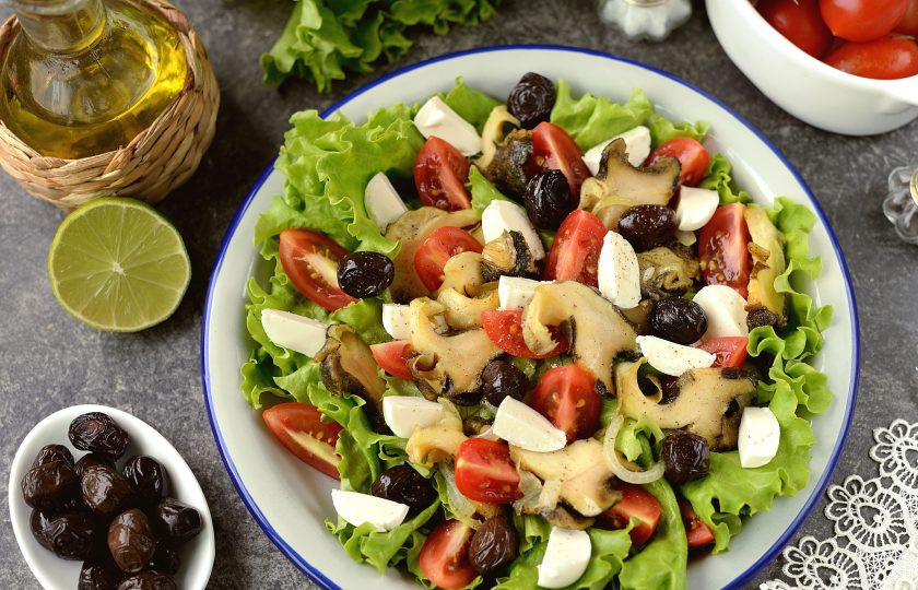 1. Этап. Салат с рапанами: Вкусный и полезный салат с морепродуктами готов к подаче на стол. Очень рекомендую. Приятного аппетита!